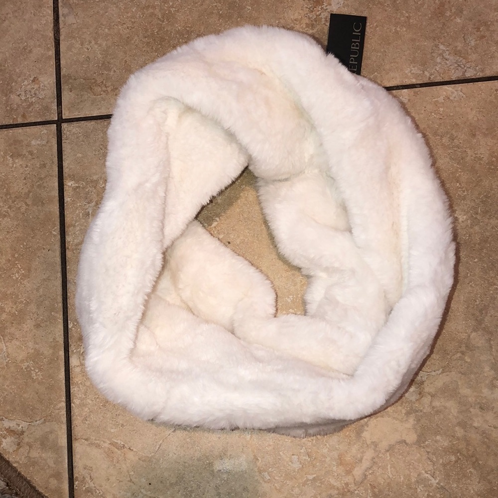 NWT Banana Republic Faux Fur Circle Scarf